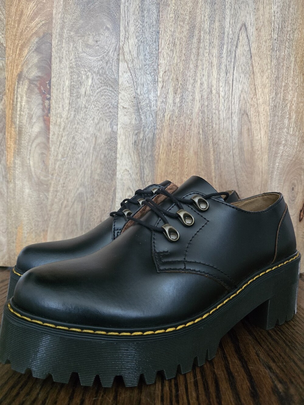 Dr. Martens Leona Lug Derby 11